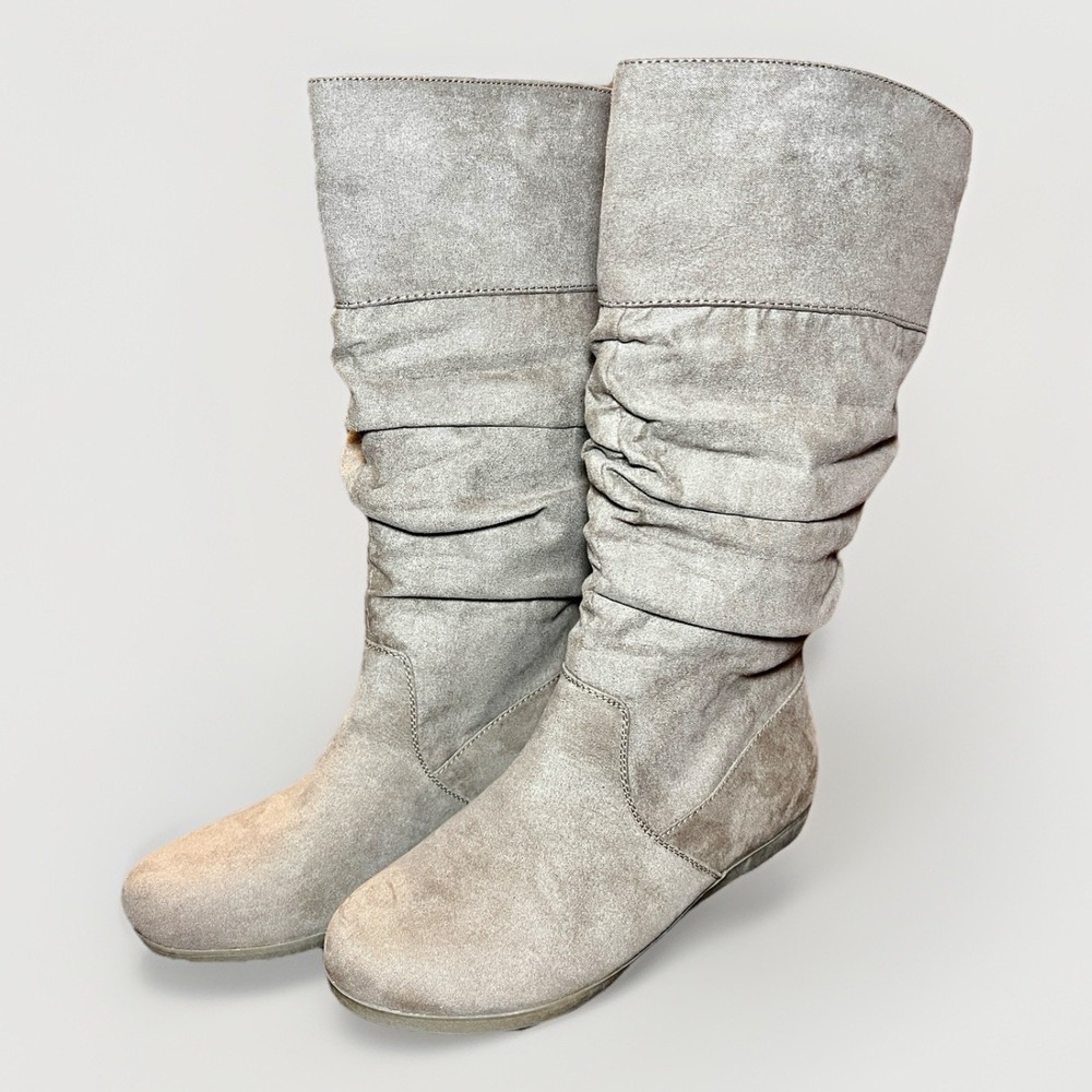 St John's Bay Women's Boots Korba Slouch Taupe Flat Pull On Memory Foam Size 6.5 - Picture 3 of 10